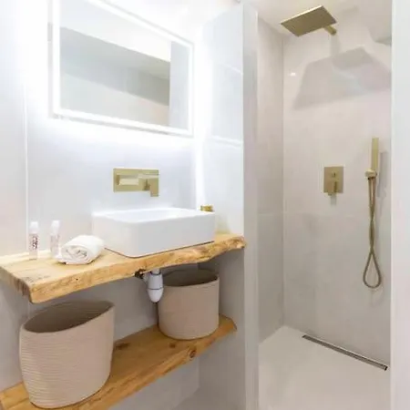 Appartement à 200m De La De Tahiti Et à Proximité Du Centre De St Tropez *