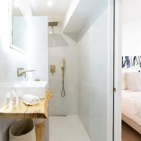 à 200m De La De Tahiti Et à Proximité Du Centre De St Tropez