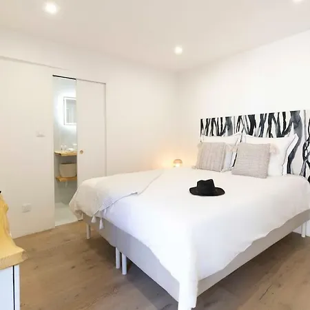 à 200m De La De Tahiti Et à Proximité Du Centre De St Tropez Appartement *