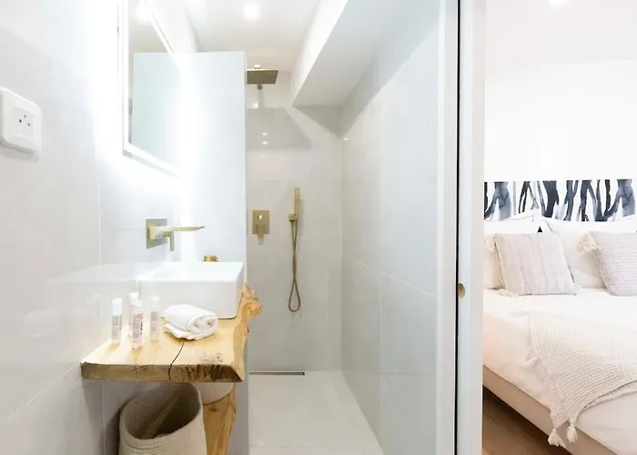 A 200m De La De Tahiti Et A Proximite Du Centre De St Tropez