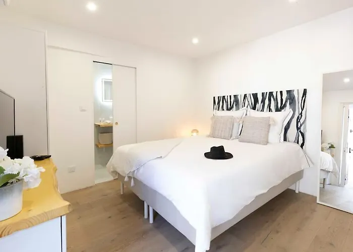 à 200m De La De Tahiti Et à Proximité Du Centre De St Tropez Appartement *